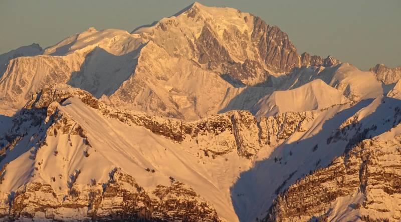 Mont Blanc sunset magnifique prise étonnante incluant les bienfaits sauvage de la montagne sur la Un simple coucher de soleil hivernal sur le Mont Blanc vu depuis le semnoz enneigé, Haute Savoie