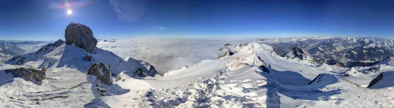 Tournette Winter Alpine Snow Mountain FHQ Panoramic 360 Panoramique 360° de la tournette en hiver, avec beaucoup de neige pour skier après la randonnée, par dessus le lac d'annecy, un jour avec mer de nuage