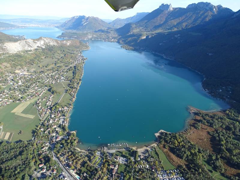 Vue plongeante sur le lac d Annecy depuis un Ulm magnifique vue aérienne précise montrant les effets sauvage de la nature sur la Vue plongeante sur le lac d Annecy depuis un Ulm