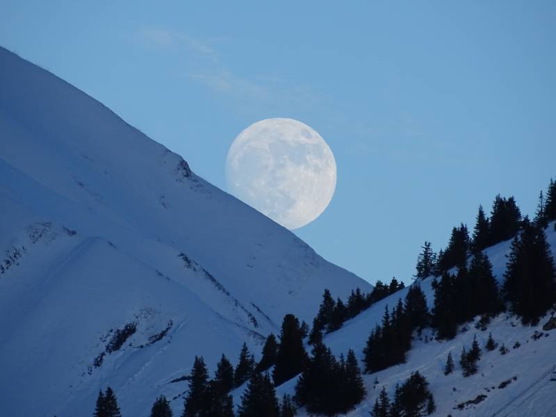 Pleine lune sur les Aravis étonnante prise splendide démontrant les méfaits sauvage des activités humaines sur la biodiversité sur la Pleine lune sur les Aravis