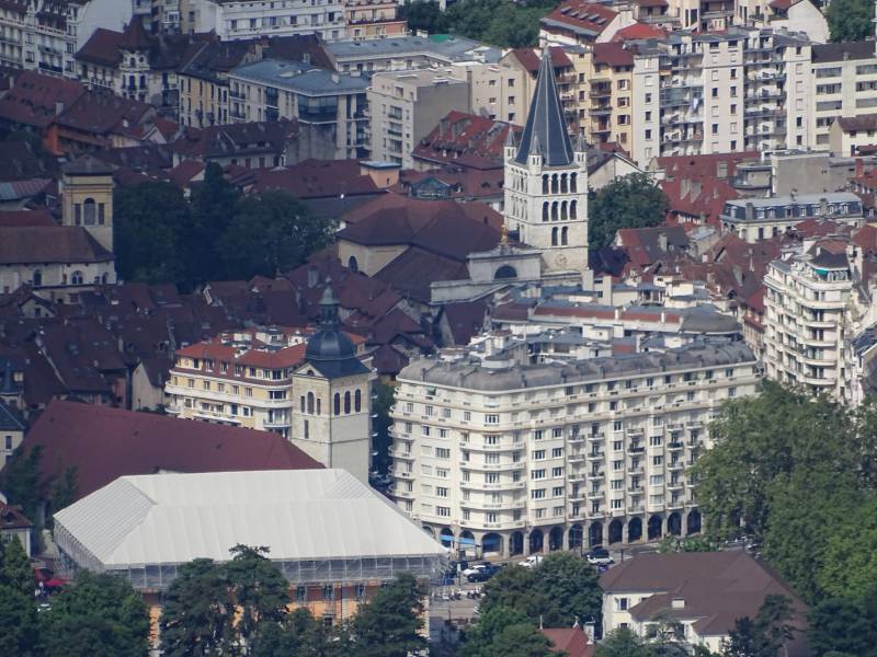 Vue aérienne cathédrale d Annecy surprennante vue magnifique démontrant les effets sauvage de la nature sur la Vue aérienne cathédrale d Annecy