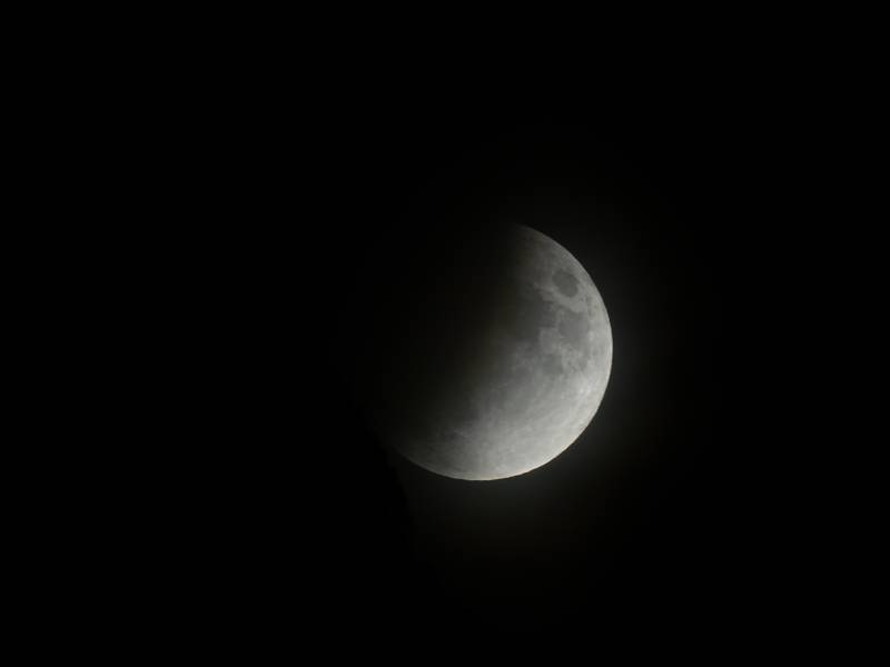 Eclipse de lune magnifique photo macro étonnante démontrant les bienfaits sauvage de la montagne sur la Eclipse de lune