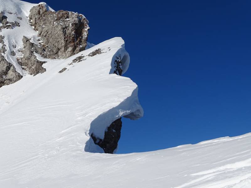 Sommet glacée  corniches de blonière  Aravis étonnante photographie précise incluant les bienfaits sauvage de la montagne sur la Sommet glacée  corniches de blonière  Aravis