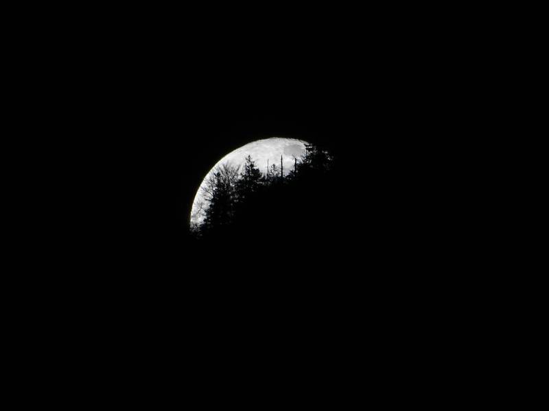 Lever de lune sur le Veyrier étonnante photographie splendide montrant l'état sauvage du rechauffement climatique sur la Lever de lune sur le Veyrier