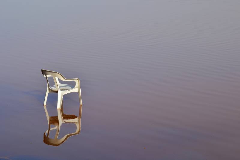 Chaise regardant mer au loin    trouvée sur une plage en sardaigne surprennante vue splendide incluant l'état sauvage du rechauffement climatique sur la Chaise regardant mer au loin    trouvée sur une plage en sardaigne