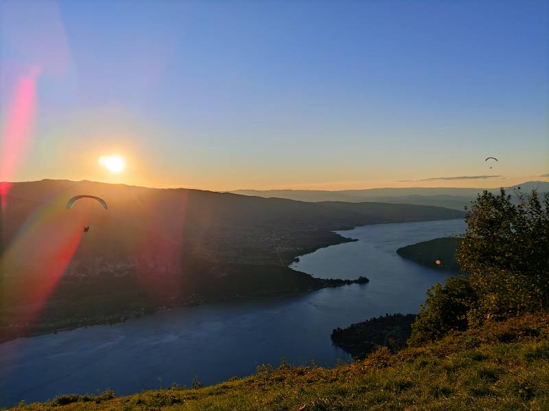 Coucher de soleil sur le lac d Annecy avec des parapentes surprennante photographie étonnante montrant les effets sauvage de la nature sur la Coucher de soleil sur le lac d Annecy avec des parapentes