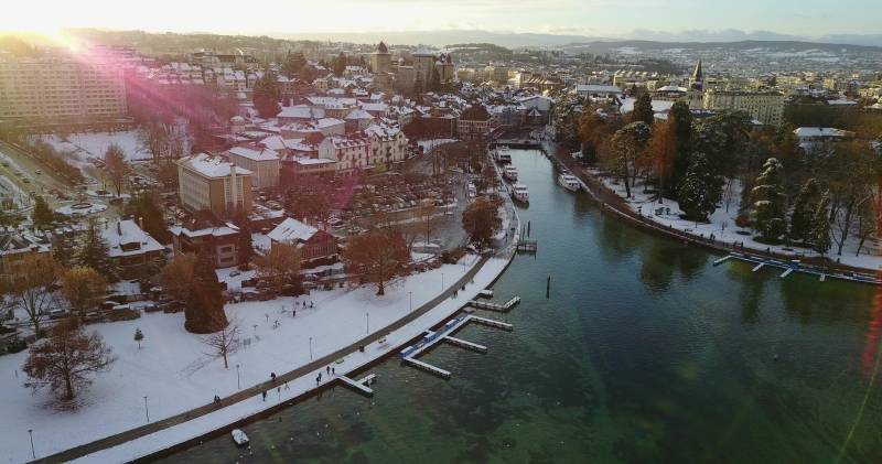 Vue aérienne sur le port d Annecy en hiver magnifique photo macro surprennante démontrant les méfaits sauvage des activités humaines sur la biodiversité sur la Vue aérienne sur le port d Annecy en hiver