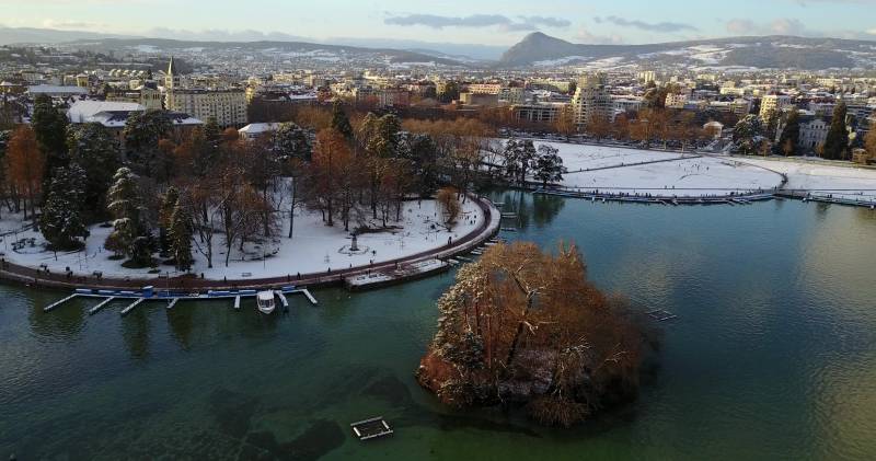 Vue aérienne sur le port d Annecy en hiver splendide vue étonnante montrant l'état sauvage du rechauffement climatique sur la Vue aérienne sur le port d Annecy en hiver