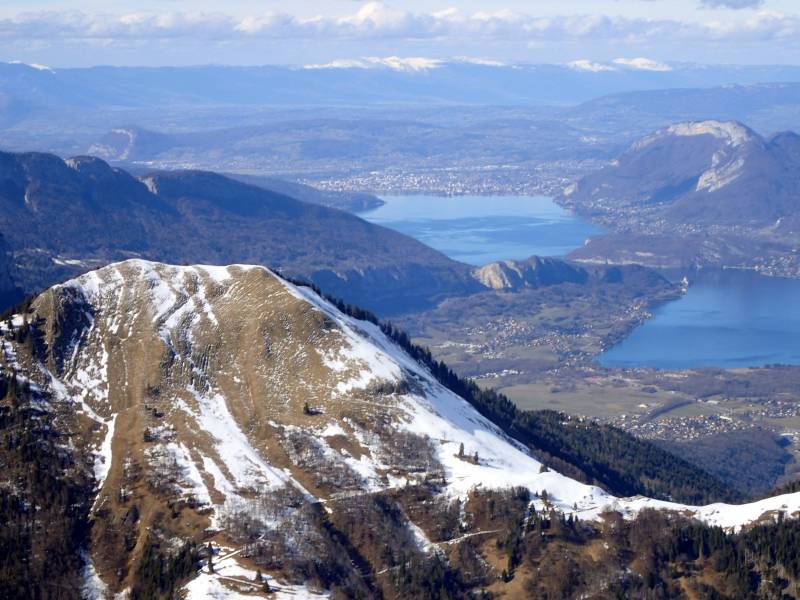 Pointe de Velan et vue sur le lac d Annecy étonnante photo macro surprennante montrant les bienfaits sauvage de la montagne sur la Pointe de Velan et vue sur le lac d Annecy