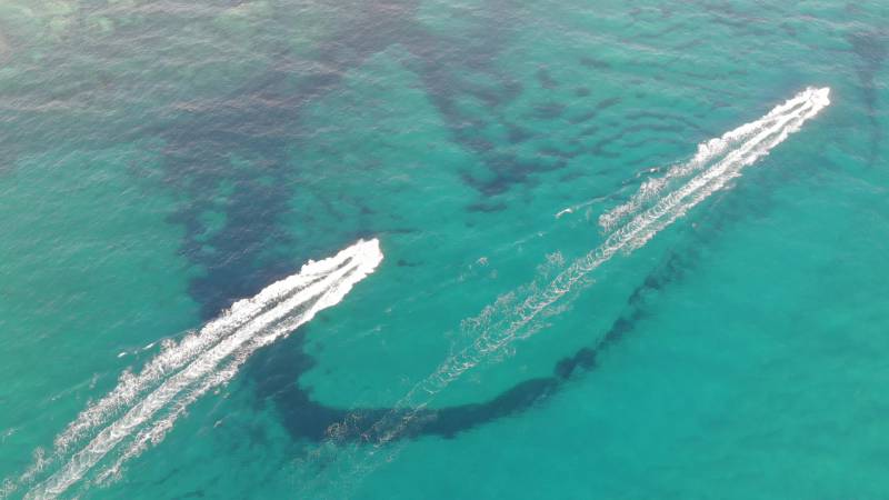 Jet ski sur mer d azur  Sardaigna précise vue aérienne étonnante montrant l'état sauvage du rechauffement climatique sur la Jet ski sur mer d azur  Sardaigna