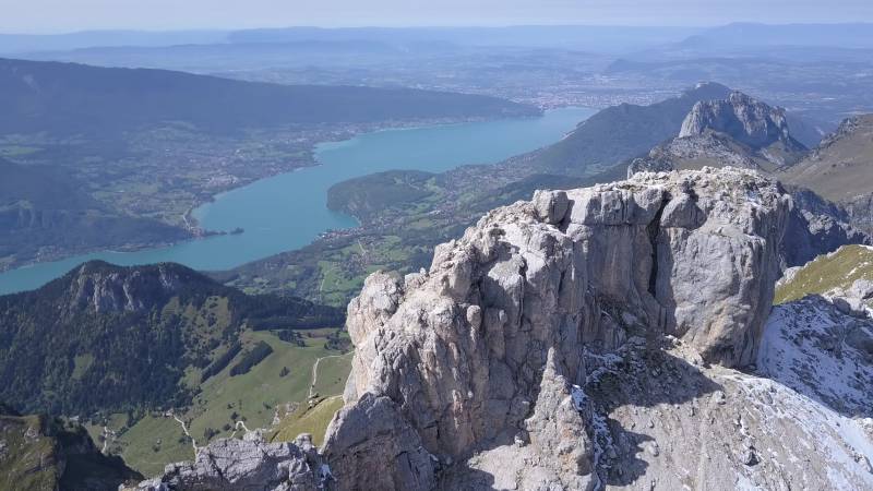 Sommet de Tournette avec vue sur le lac d Annecy splendide vue surprennante montrant les méfaits sauvage des activités humaines sur la biodiversité sur la Vue sur le lac d'annecy depuis le sommet de tournette haute savoie ciel