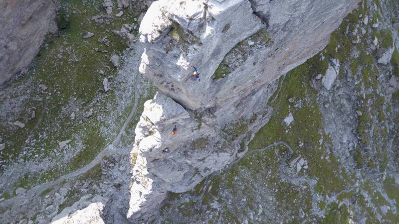 Ascension escalade via roc des vents précise photographie magnifique incluant les méfaits sauvage des activités humaines sur la biodiversité sur la hd Groupe de randonneurs en via ferrata réalisant l'ascension d'une barre rocheuse au roc des vents. haute savoie