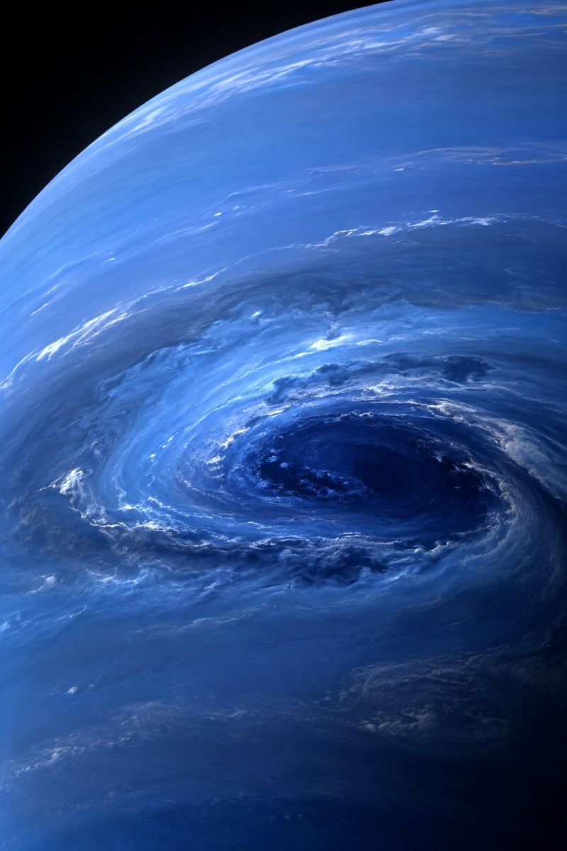 Atmosphere blue cloud clouds cosmos dark earth eye galaxy gas gaseous hurricane jupiter meteorology nebula planet space storm storms sun sunlight sunn Vaste système de tempêtes tourbillonnantes sur une planète, probablement une géante gazeuse. La tempête est un grand oeil bleu foncé entouré d'une spirale de nuages bleu clair. L'oeil de la tempête est profond et apparaît presque noir, contrastant fortement avec les nuages bleus plus clairs environnants. Les nuages sont disposés en spirale, ce qui crée une apparence dynamique et turbulente. Le fond de l'image est d'un bleu profond, ce qui suggère l'atmosphère de la planète. La scène d'ensemble est spectaculaire et met en valeur la puissance et la beauté des systèmes météorologiques planétaires