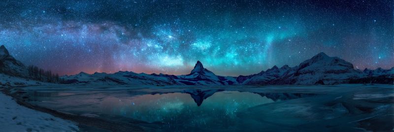Montagnes lac reflet neige etoiles aurore hiver gel glace ciel nuages horizon arbres rochers nuit Paysage de montagne enneigée sereine sous un ciel étoilé. Les montagnes sont couvertes de neige, avec leurs sommets atteignant la nuit. Le ciel est d'un bleu profond et sombre, parsemé d'innombrables étoiles, et il y a une trace de la Voie Lactée s'étendant à l'horizon. Un petit lac gelé reflète le ciel et les montagnes environnantes, ajoutant un effet de miroir à la scène. Le reflet des montagnes et des étoiles dans le lac est clair et vibrant, rehaussant la beauté tranquille de la nuit. L'atmosphère générale est calme et paisible, avec le silence du paysage hivernal accentué par le calme de l'eau et le silence de la nuit.