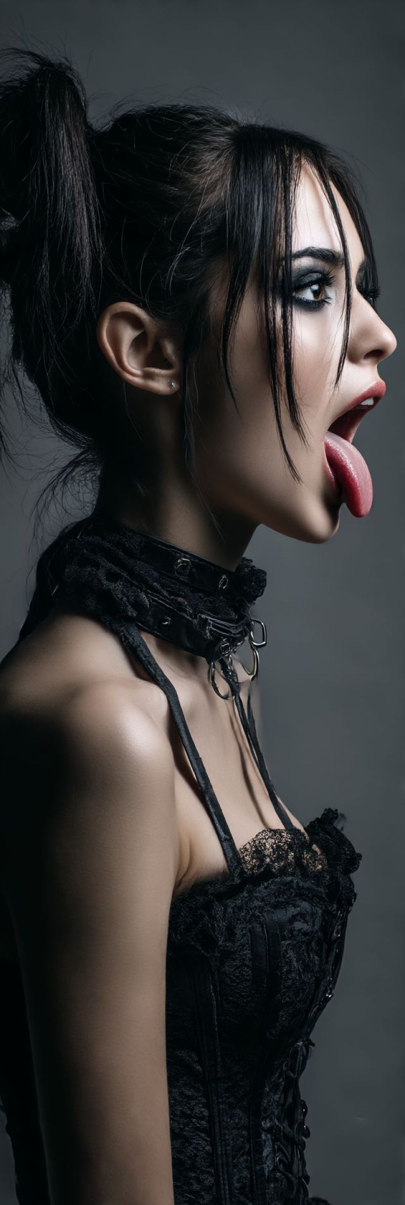 Femme langue oreille cou col tenue habillement beaute maquillage Une femme aux longs cheveux noirs coiffés en une queue-de-cheval haute pose pour une photographie. Elle a sa langue sortie de manière espiègle et porte un corset en dentelle noire avec un ras-de-cou noir autour de son cou. Son maquillage comprend un fard à paupières foncé et du rouge à lèvres rouge. Elle regarde vers la droite, et sa peau apparaît lisse et bien éclairée sur un fond gris.