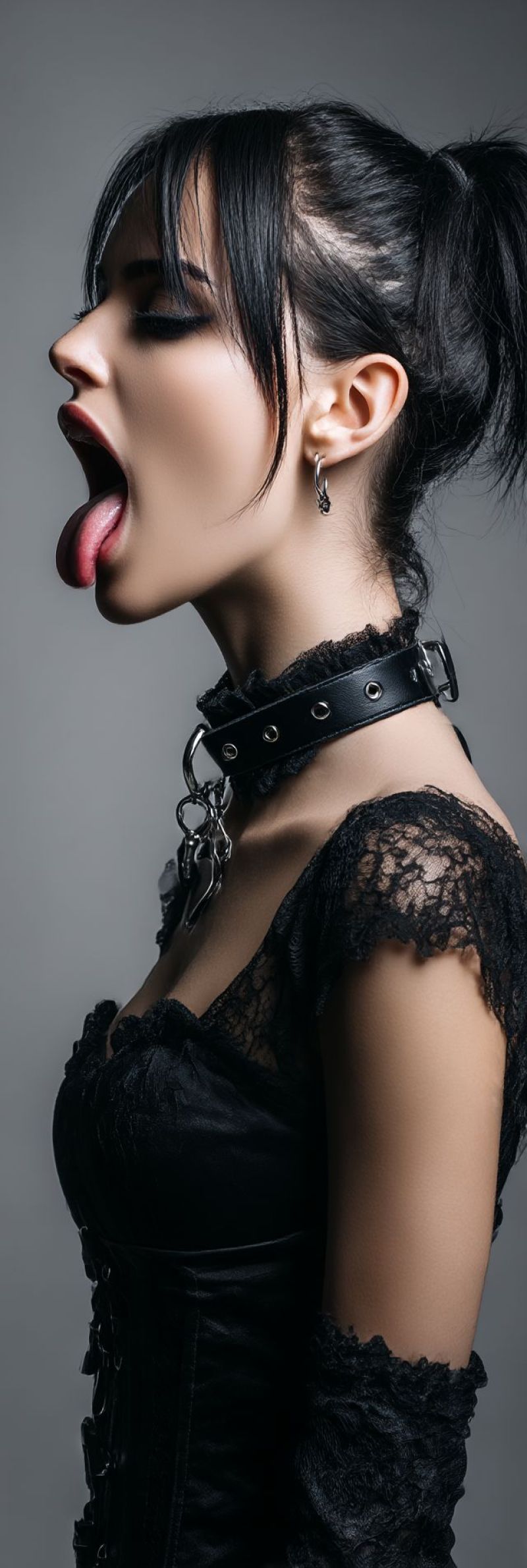 Femme col boucle oreille langue tenue dentelle corset expression maquillage eyeliner piercing Une femme aux cheveux courts noirs coiffés en carré porte un corset en dentelle noire avec des lacets visibles à l'arrière. Elle a la bouche ouverte, montrant sa langue, et porte un collier en cuir noir avec des clous argentés et une chaîne. Ses yeux sont fermés et elle a un léger sourire sur le visage. Elle porte des boucles d'oreilles en argent et semble poser pour une photographie.