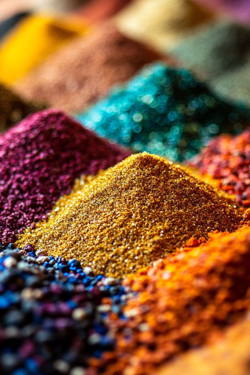 Epices vivantes ingredients gourmet culinaire nourriture marche approvisionnement collection pieces cuisine ethnique herb Cette image représente une variété de épices avec plusieurs tas d'épices de couleurs différentes, comme le rouge, le vert, le jaune et d'autres qui ne sont pas distinctement identifiables en raison de la résolution de l'image. Les épices présentent des textures granulaires et semblent être dans les contenants ou sur une surface prêtes à être utilisées pour la cuisine ou autres applications culinaires. Les couleurs suggèrent une gamme de saveurs, probablement comprenant des poivrons, des herbes ou des mélanges spécifiques à certaines cuisines. L'image elle-même est un portrait still life avec un focus sur les épices, qui sont bien éclairées et prennent la majeure partie du cadre. Il n'y a pas de textes visibles ni de marques dans cette image.