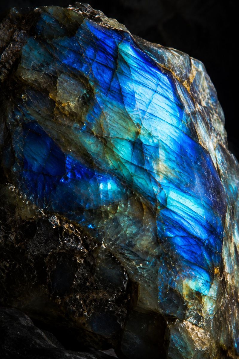 Eclat bleu labradorite brute image photographie magnifique prise précise montrant les méfaits sauvage des activités humaines sur la biodiversité sur la eclat bleu d labradorite brute