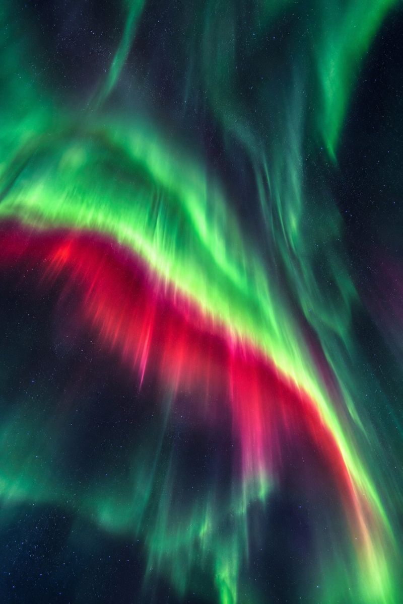 Aurore ciel nuit vert rouge fonce etoiles espace atmosphere meteo meteorologie astronomie cosmologie univers celeste nordique atmospherique phenomene L'image montre un spectacle époustouflant des aurores boréales, également connues sous le nom d'aurores boréales, sur fond de ciel nocturne sombre. Les aurores boréales sont principalement vertes, avec des stries rouges et jaunes, créant un effet dynamique et vibrant. Les couleurs sont réparties dans le ciel, les teintes vertes dominant la partie supérieure et les teintes rouges et jaunes formant un contraste saisissant dans la partie inférieure. Le ciel est rempli d'étoiles, ce qui ajoute à la beauté éthérée de la scène. Les aurores boréales semblent bouger et changer, certaines parties semblant s'écouler ou onduler, ce qui crée une sensation de mouvement et d'énergie. L'effet global est fascinant et surnaturel, capturant l'essence d'un phénomène naturel à la fois beau et puissant.