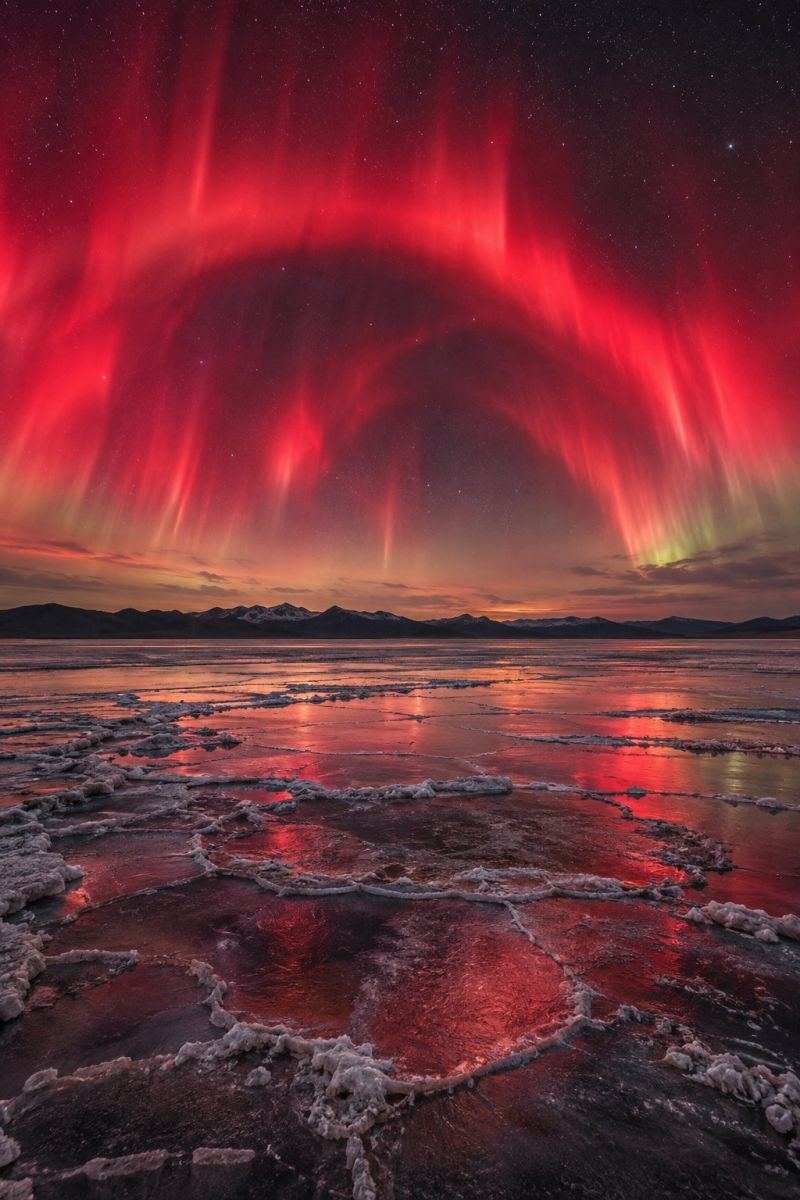 Aurore rouge dessus lac sale gele image photographie magnifique prise précise montrant les méfaits sauvage des activités humaines sur la biodiversité sur la aurore rouge dessus lac sale gele