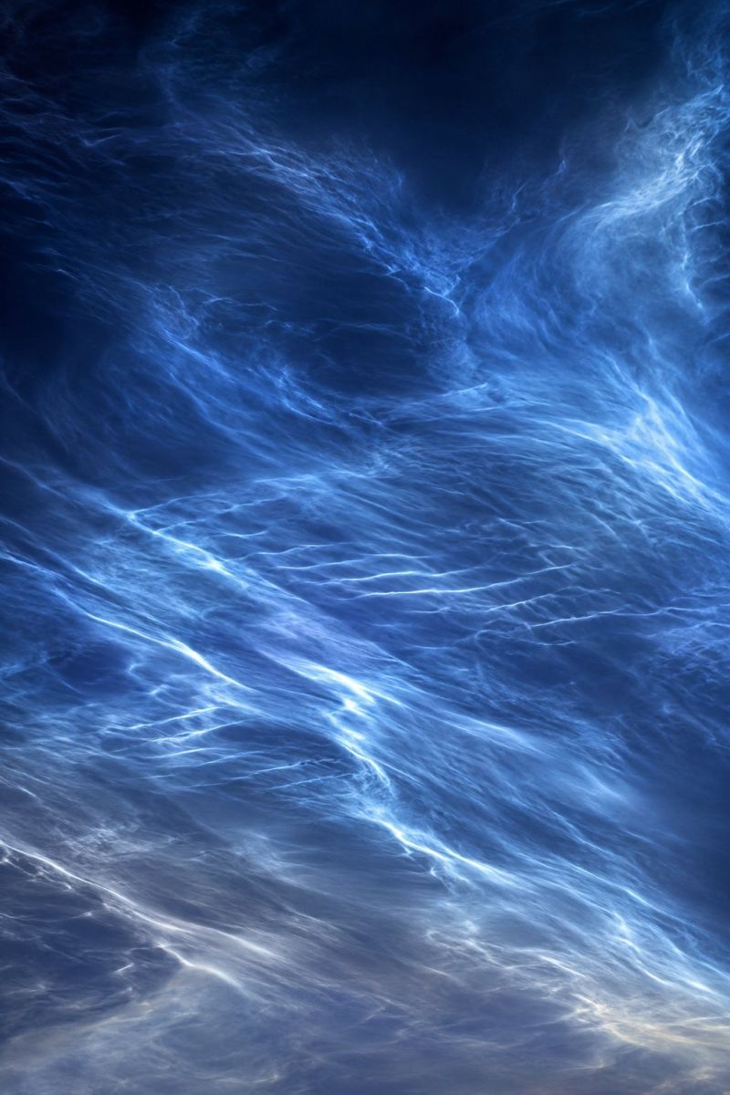 Ondulations electriques nuage noctiluque magnifique prise précise montrant les méfaits sauvage des activités humaines sur la biodiversité sur la ondulations electriques d nuage noctiluque