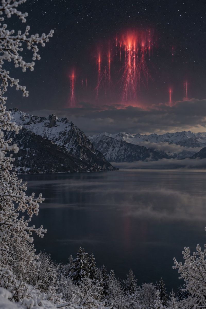 Sprites rouges dessus lac annecy image magnifique prise précise montrant les méfaits sauvage des activités humaines sur la biodiversité sur la sprites rouges dessus lac d annecy