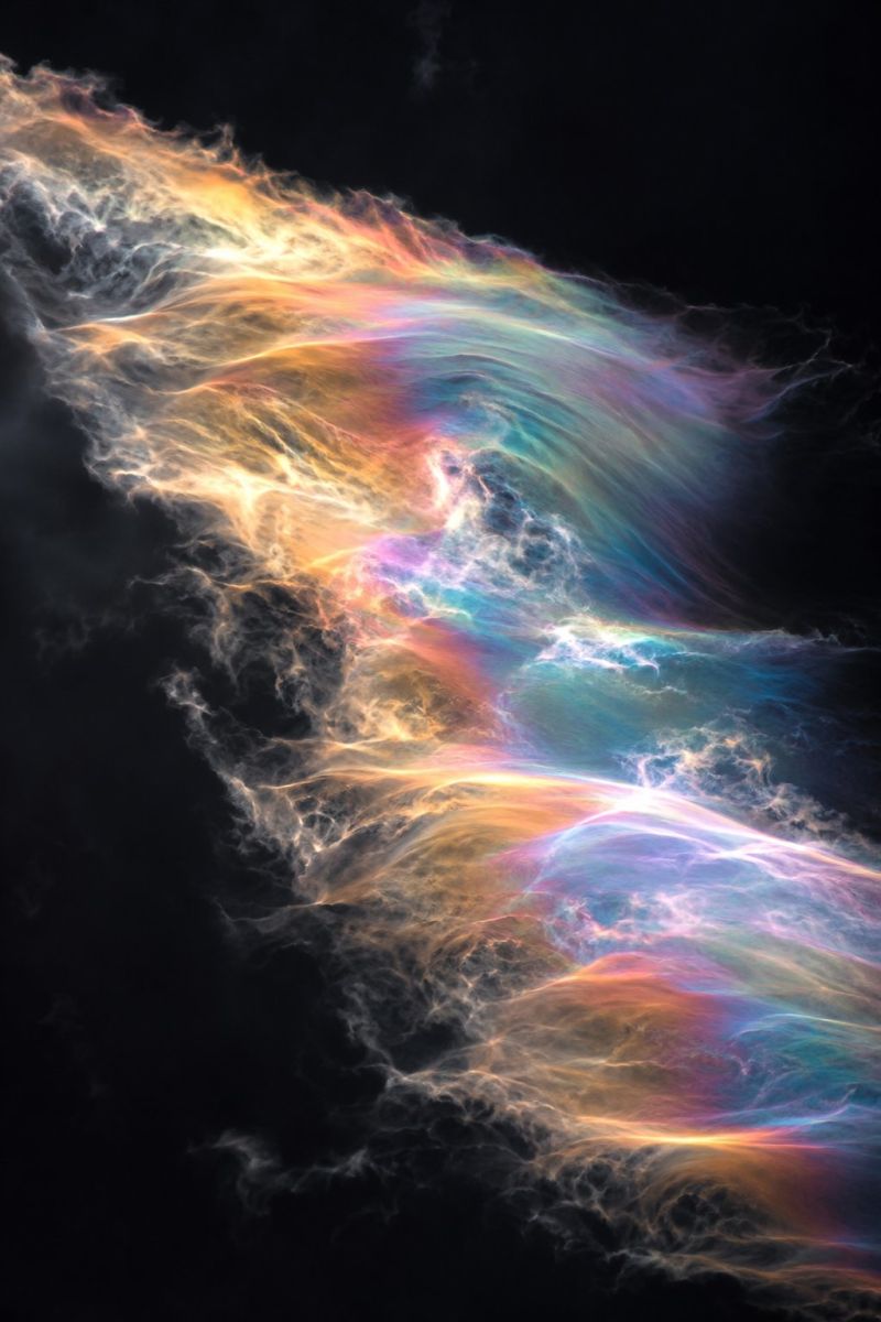 Nuage nacre irise ciel noir image photographie magnifique prise précise montrant les méfaits sauvage des activités humaines sur la biodiversité sur la nuage nacre irise ciel noir