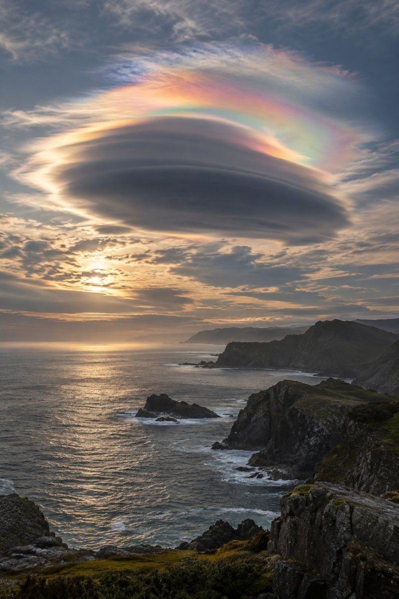 Nuage lenticulaire irise falaises image photographie magnifique prise précise montrant les méfaits sauvage des activités humaines sur la biodiversité sur la nuage lenticulaire irise falaises